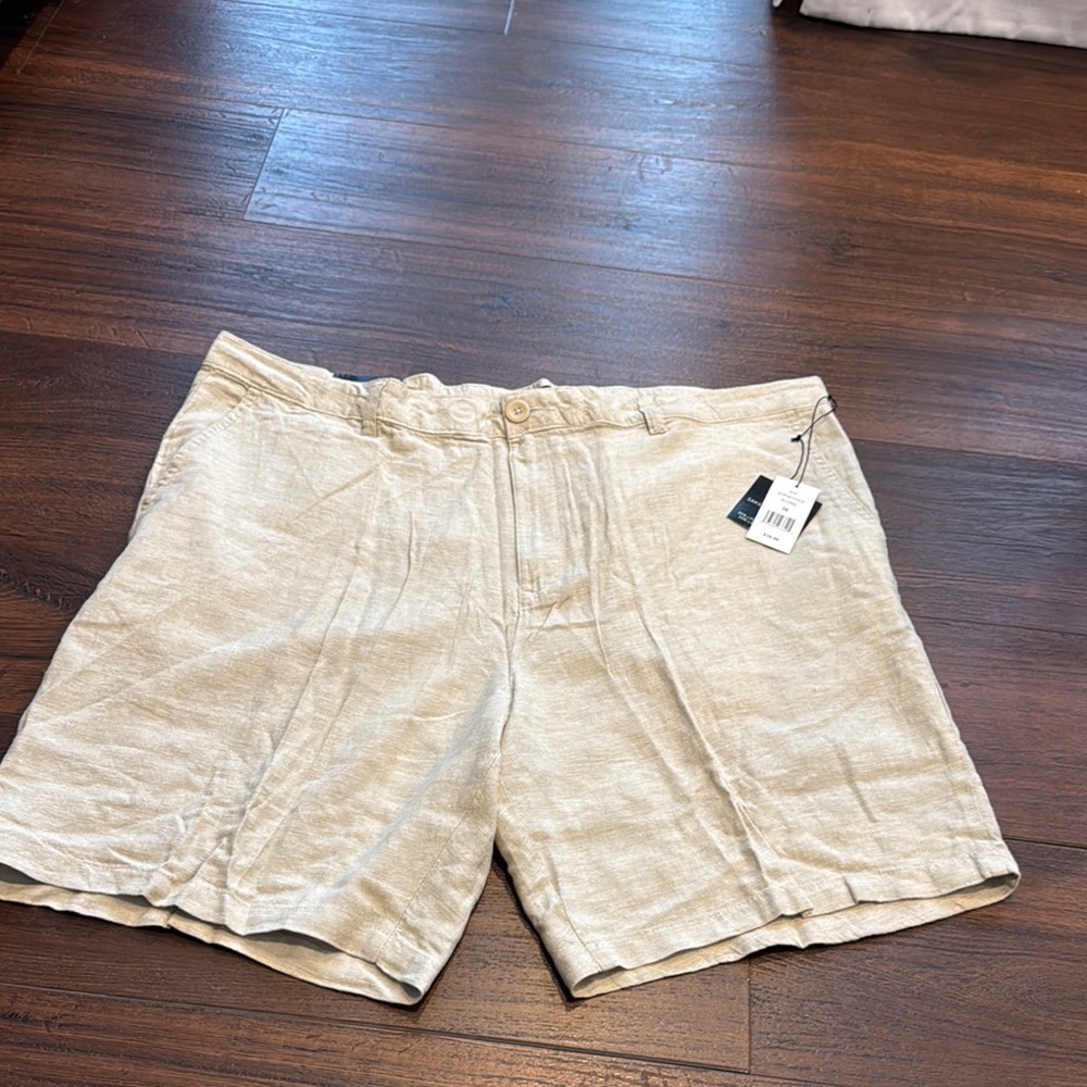 Saks Fifth Avenue NWT Tan Bermudas Lightweight Shorts in Linen/Viscose blend. - Picture 2 of 7
